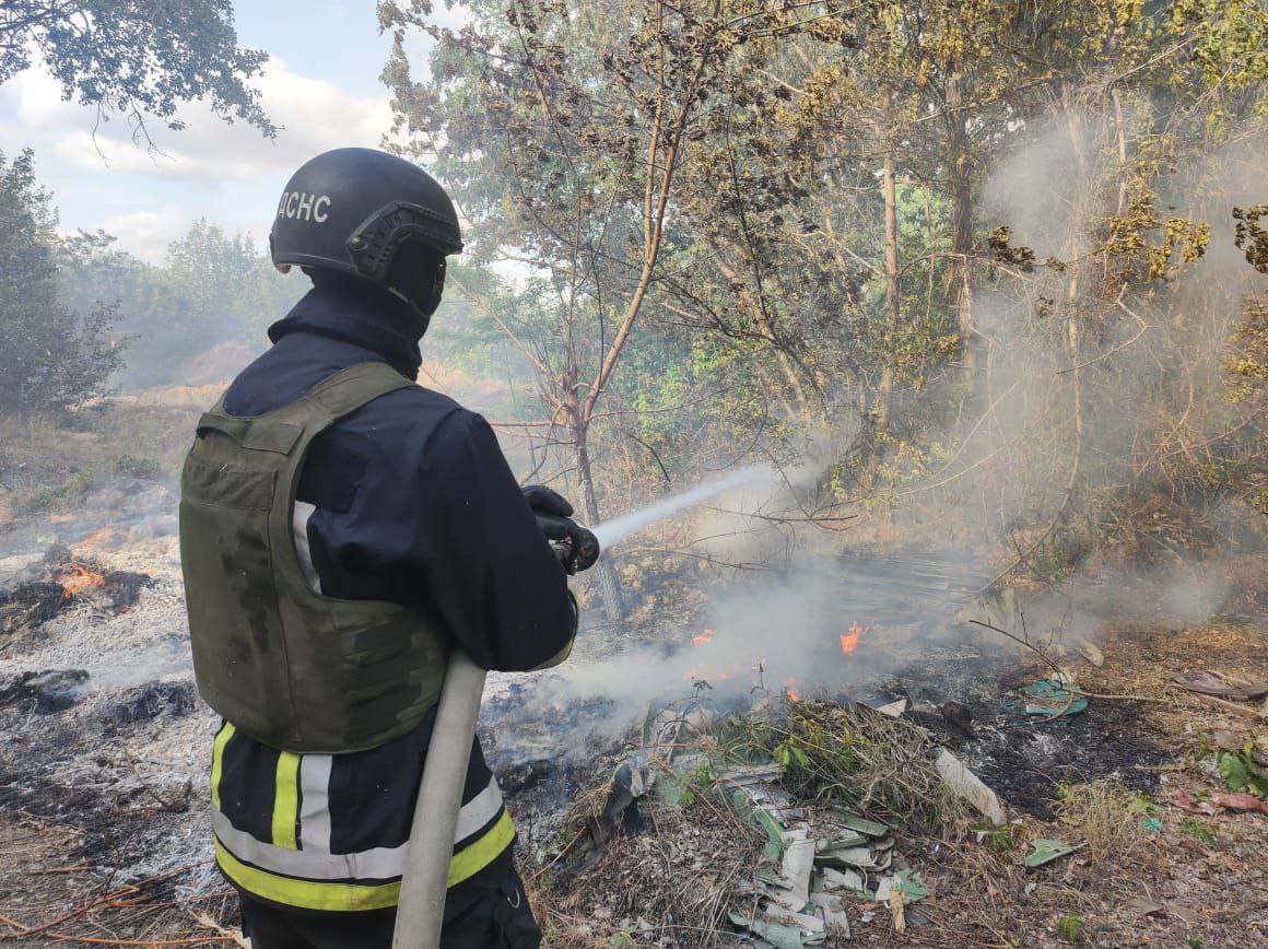 Рятувальник приборкує вогонь
