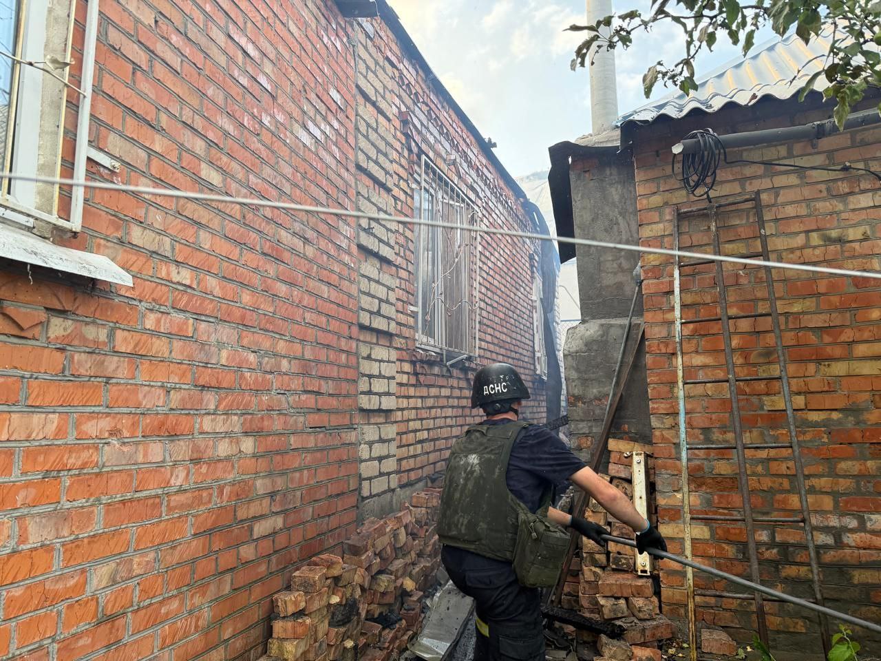 Рярувальник ліквідовує наслідки ворожої атаки у приватному домогосподарстві