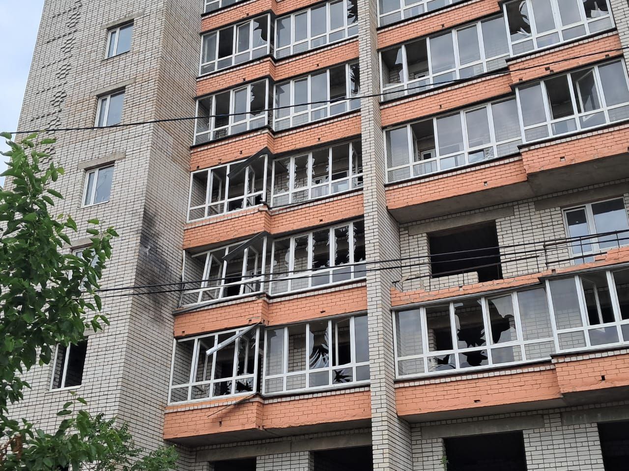 У багатоповерхівці розбиті вікна 
