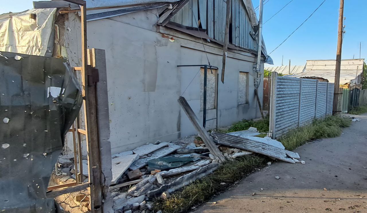 Поряд з приватною оселею зруйнований паркан