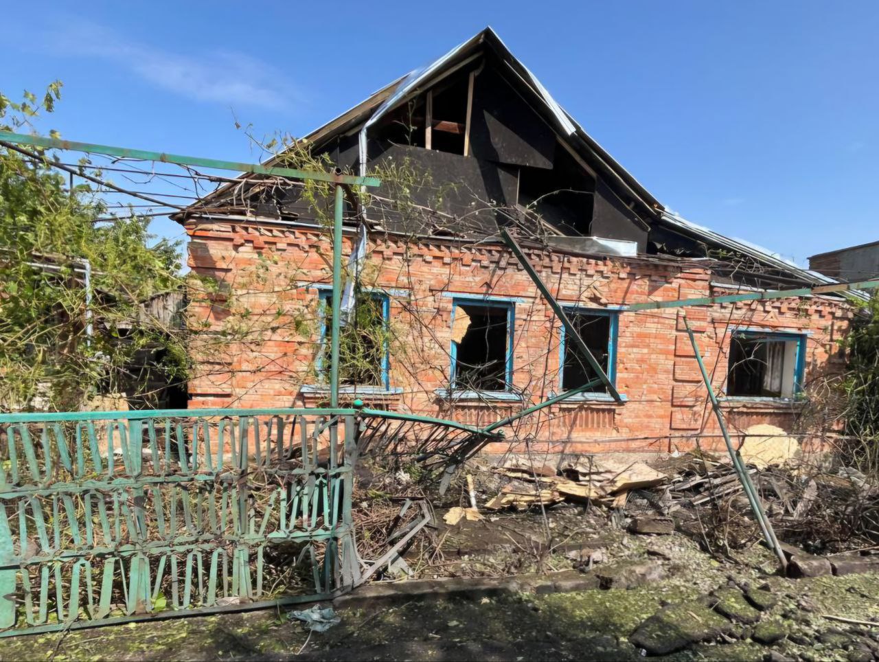 У приватному будинку потрощені дах та вікна, поряд - зруйнований паркан