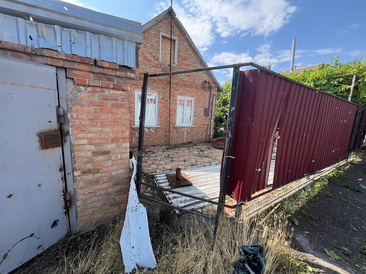 Поряд з приватною оселею понівечений паркан