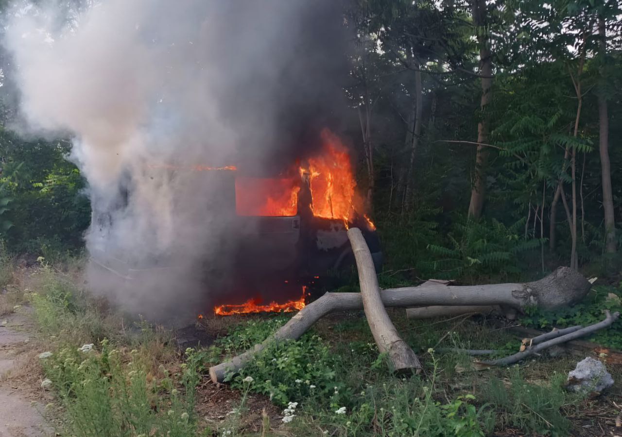 Автівка, охоплена вогнем