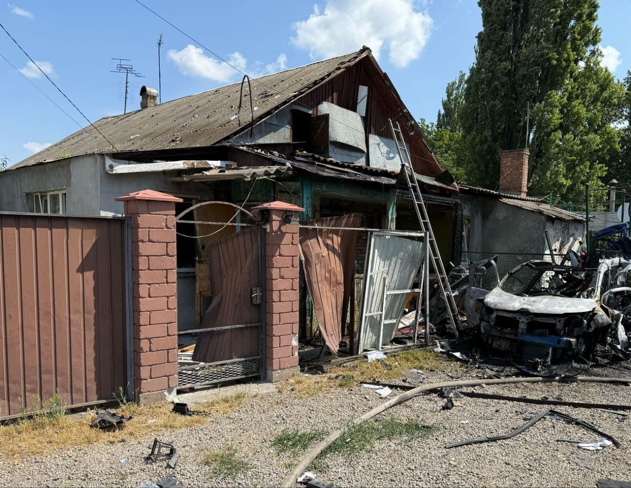 Понівечений приватний будинок, поряд – авто, знищене вогнем