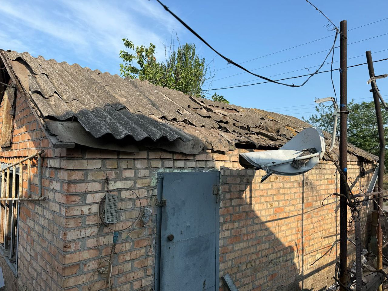 У будівлі побитий дах