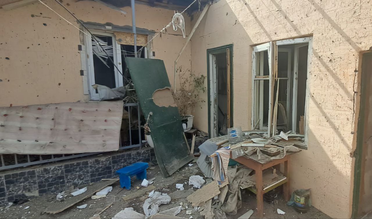 Через ворожу атаку все подвір'я приватного будинку в уламках