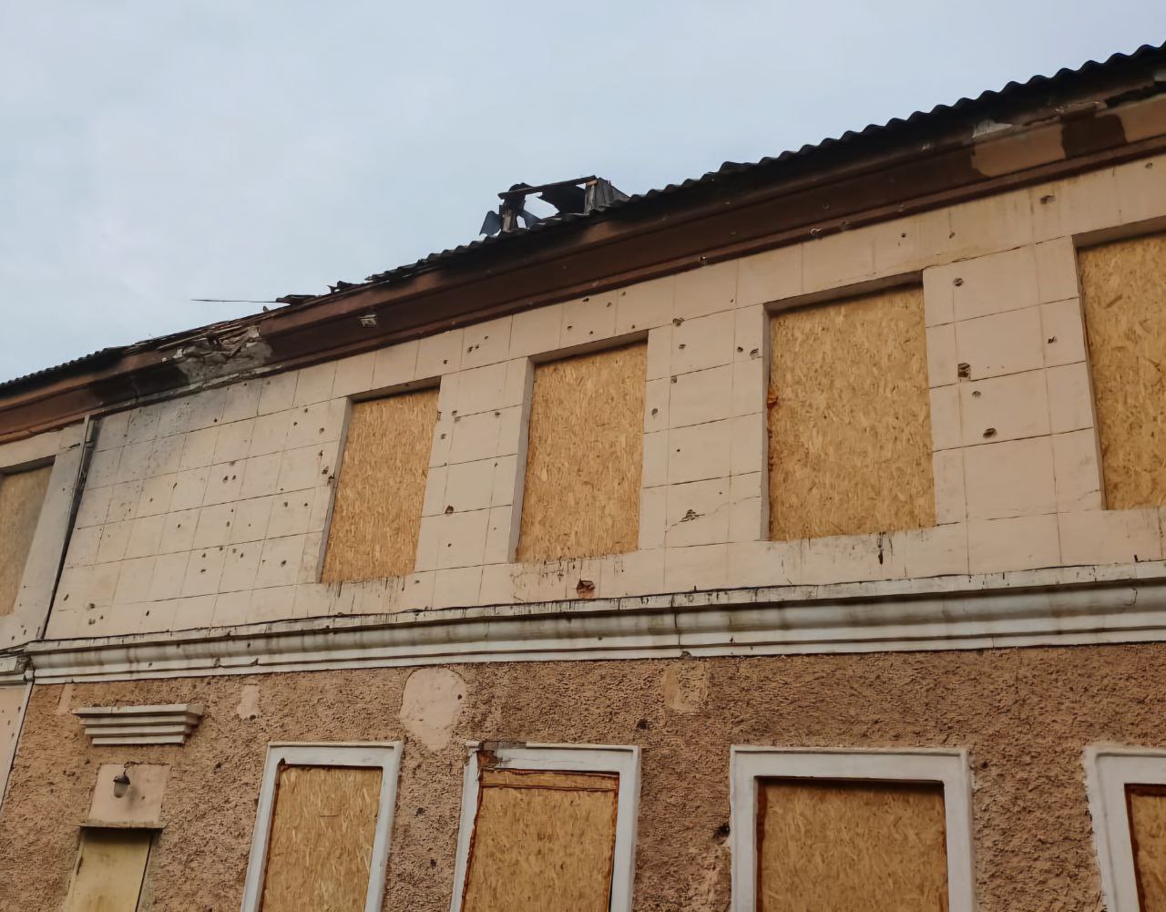 У будівлі, що не експлуатувалася, понівечені дах та стіни