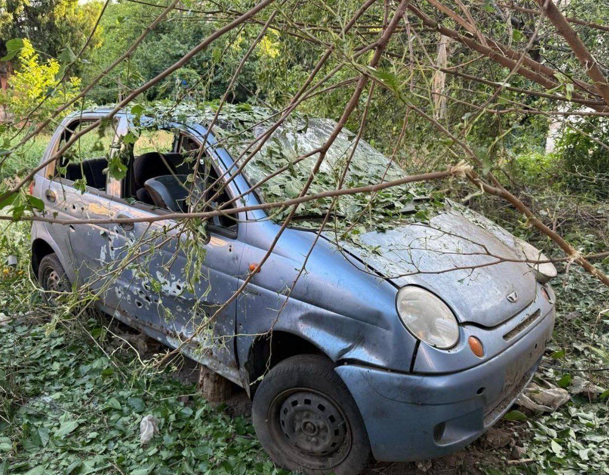Авто без вікон після ворожої атаки 