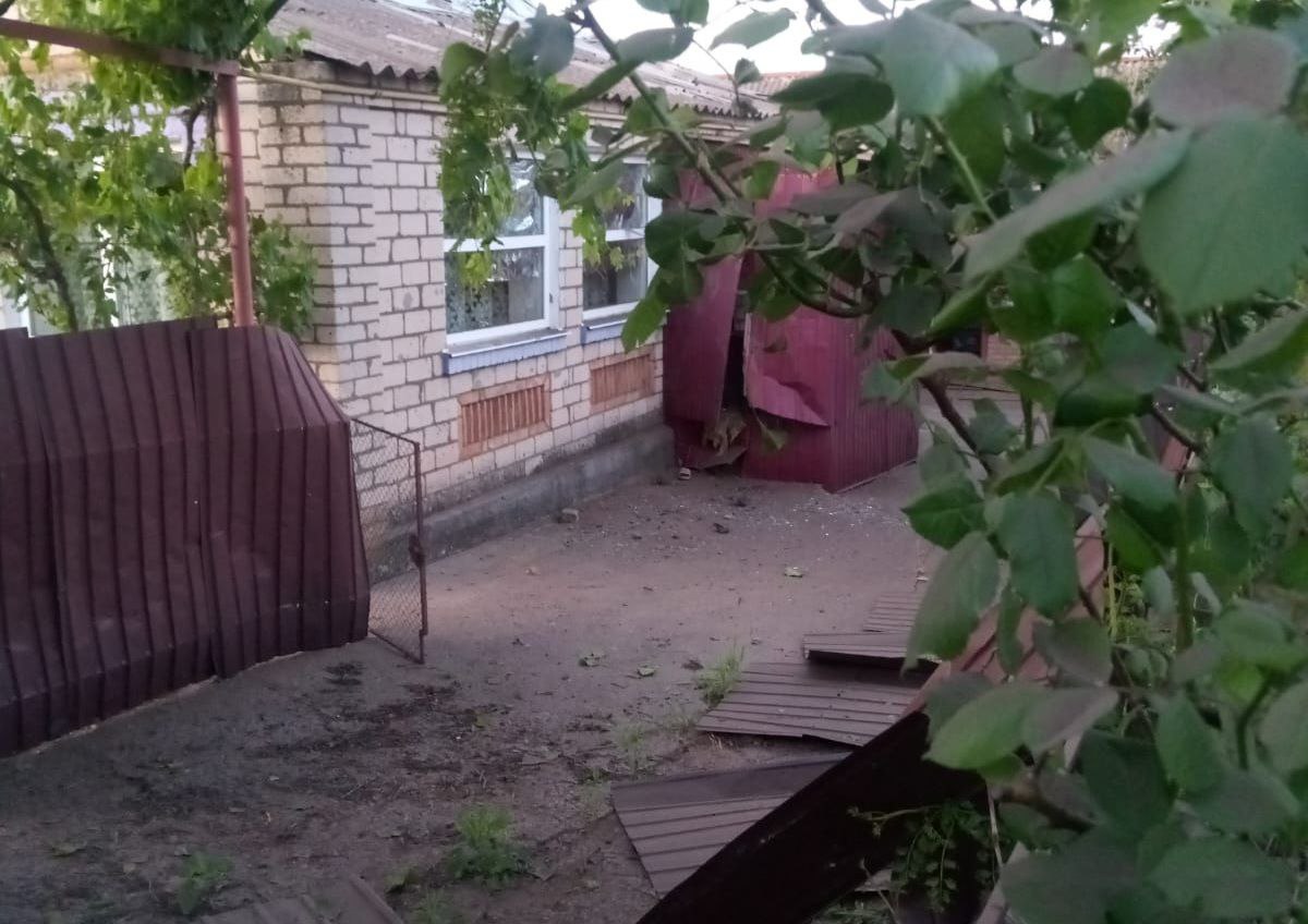 На подвір'ї уламки скла та погнутий паркан