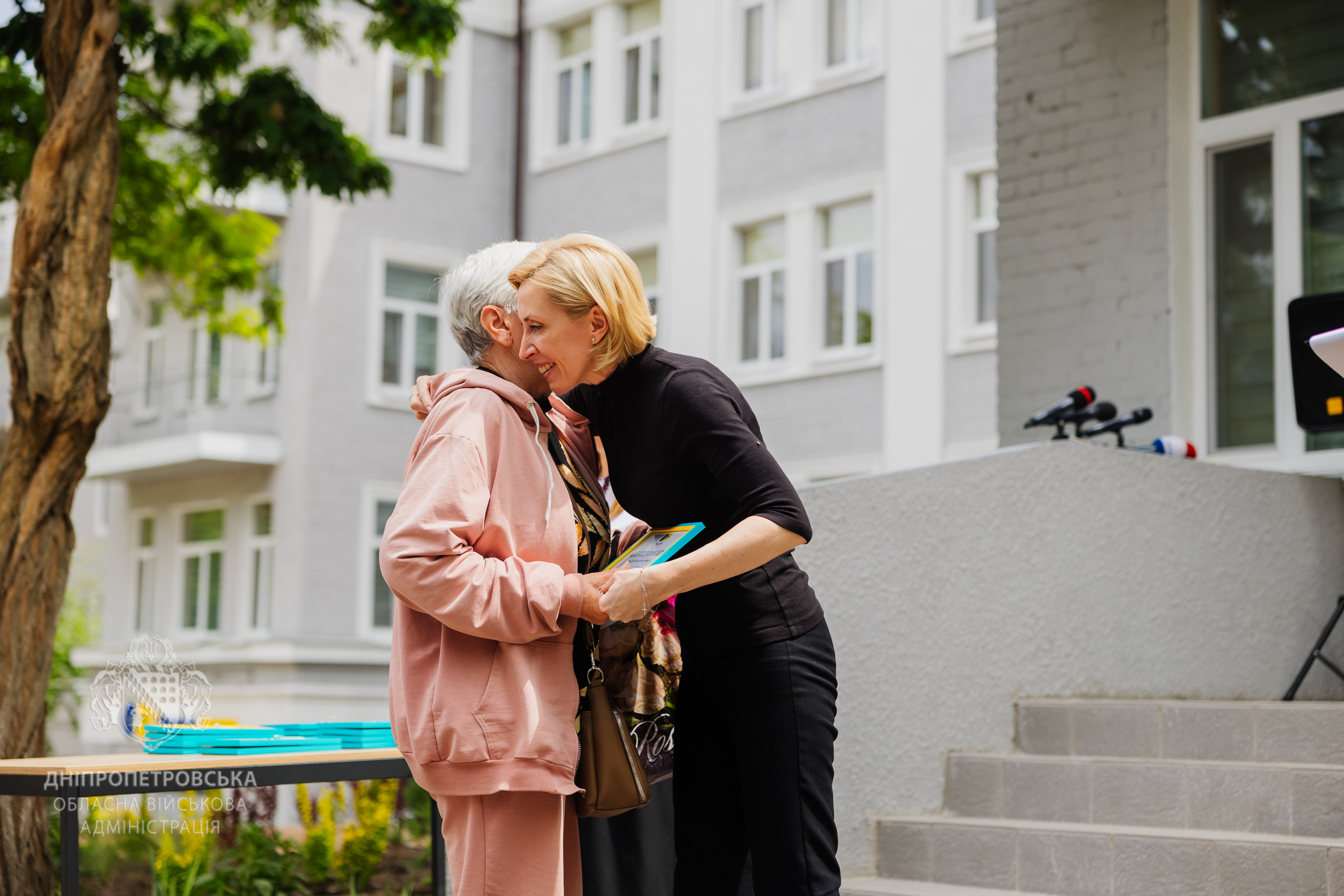 Заступник керівника Офісу Президента Ірина Верещук вручає ключі від квартири майбутній мешканці