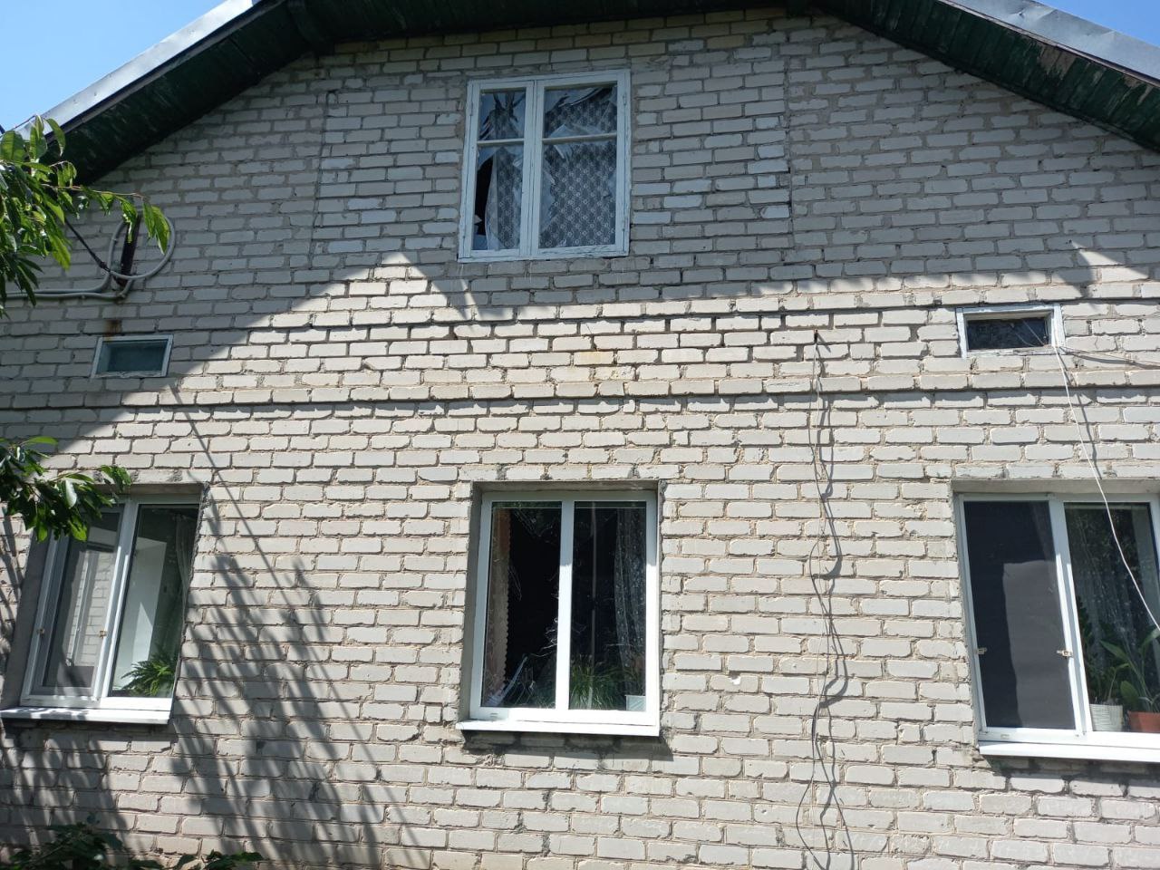 В оселі у Кам'янському районі потрощені вікна