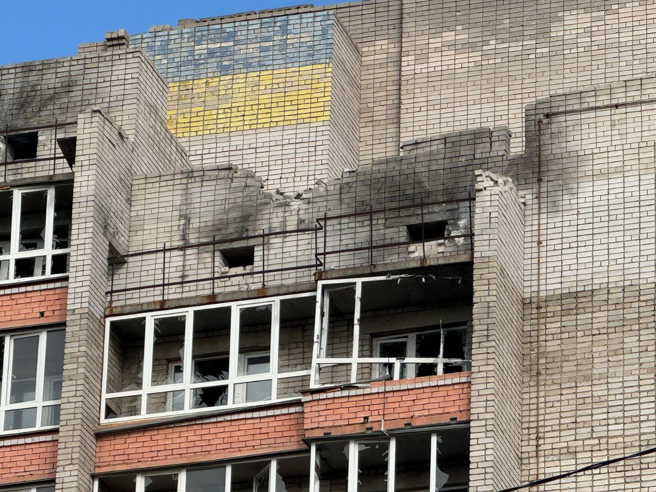 Понівечена багатоповерхівка