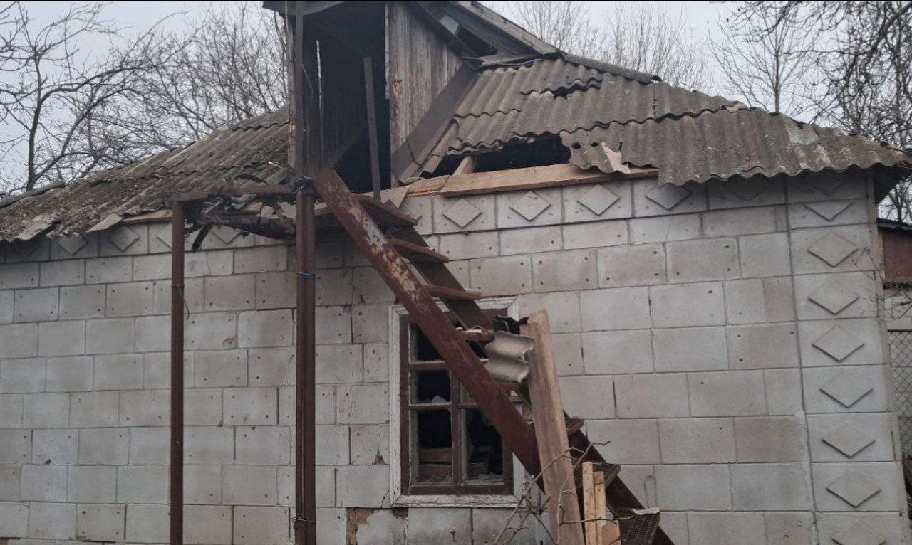 На покрівлі через удари противника посипався шифер 
