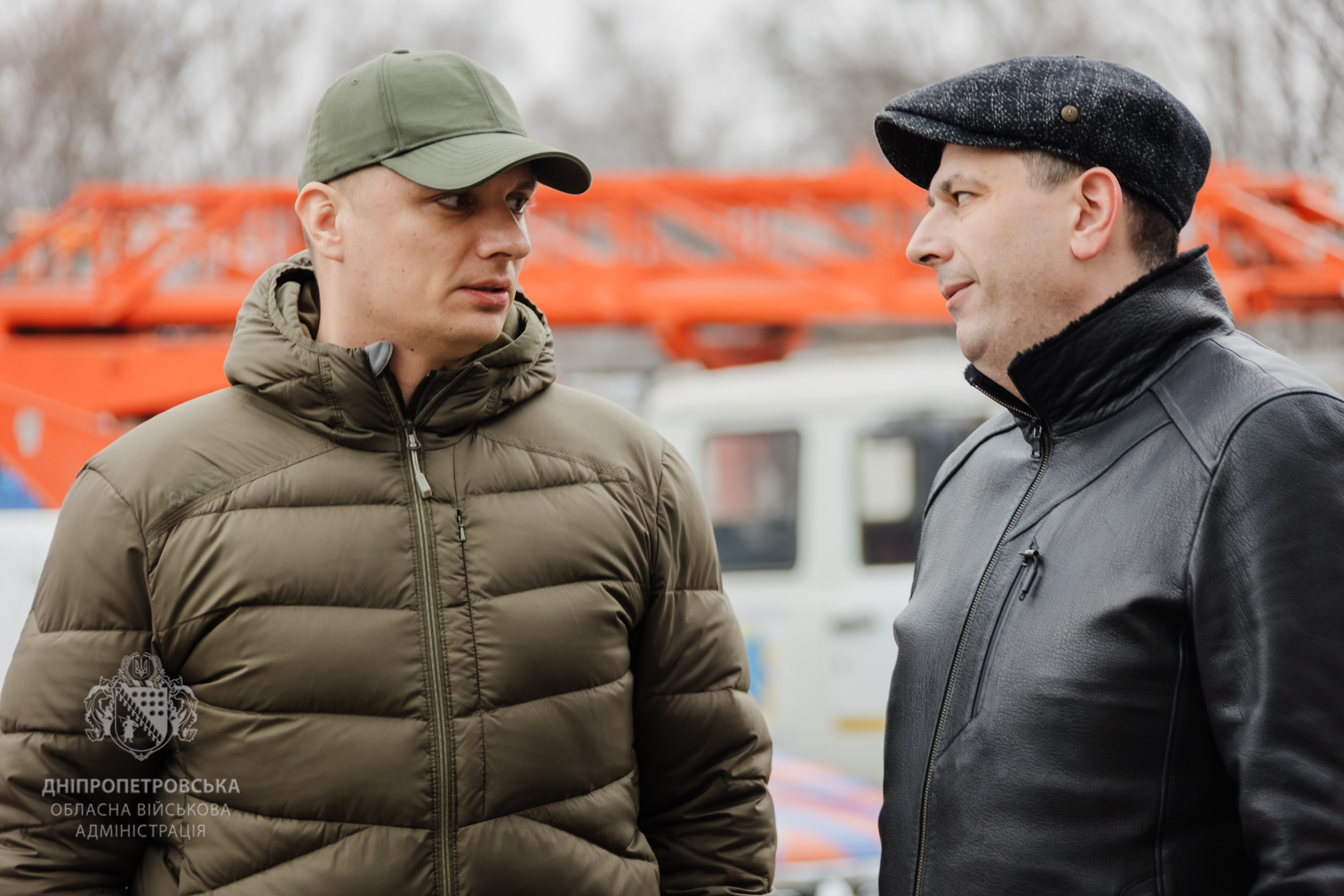 Перший заступник начальника ОВА Юрія Яндульський спілкується із заступником міського голови Дніпра Ігорем Маковцевим
