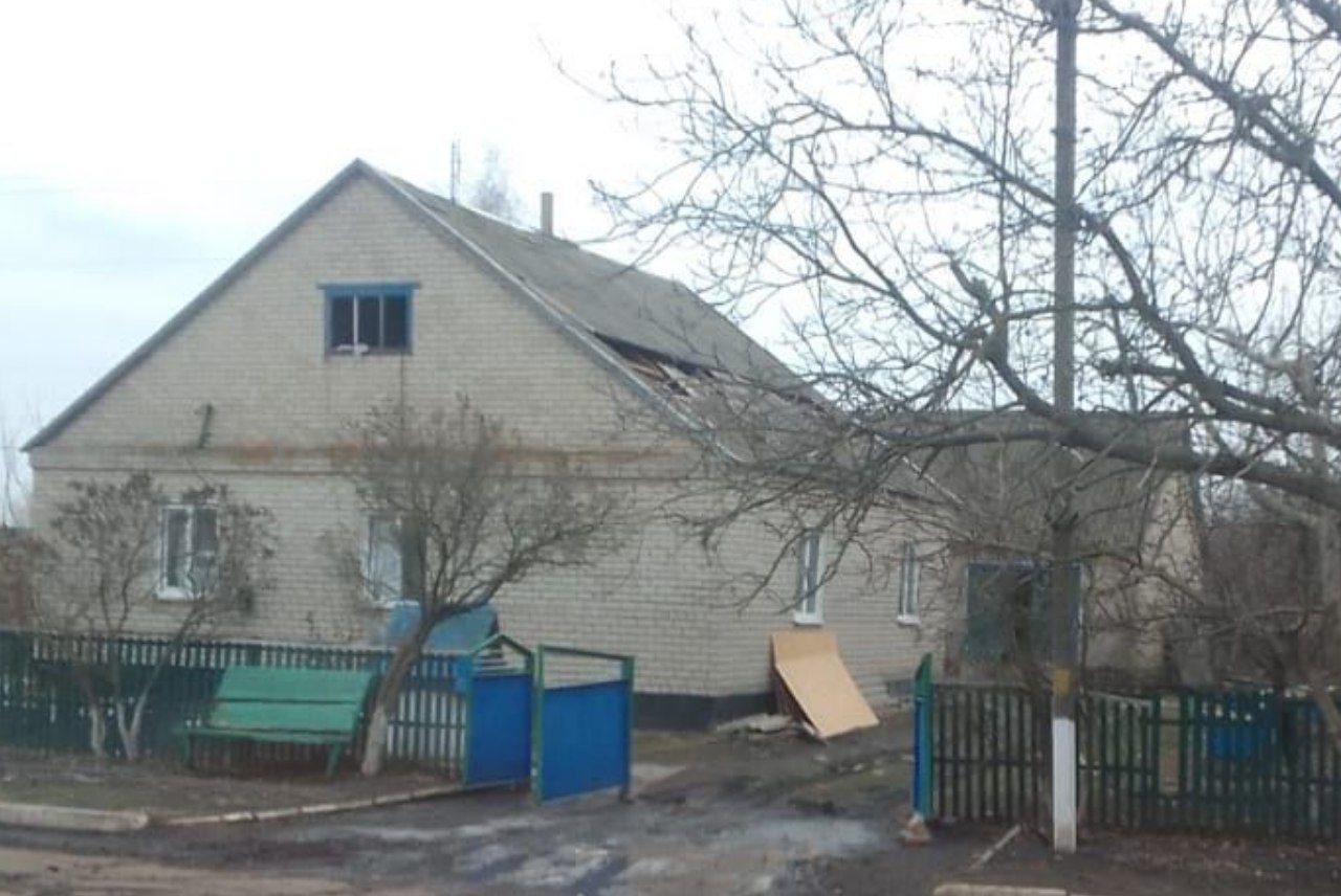 На даху хати понівечений шифер