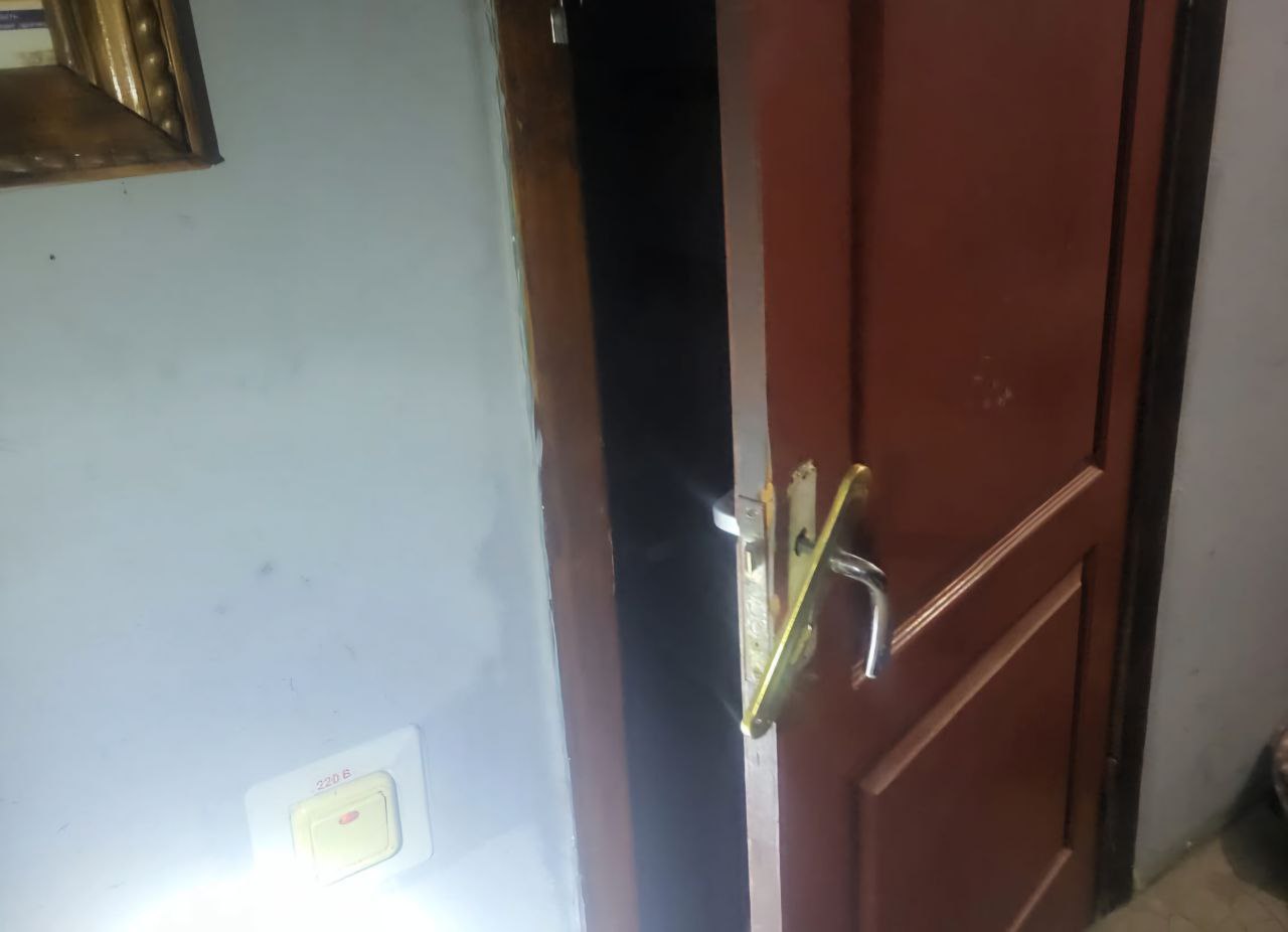 Понівечені двері на заправці 