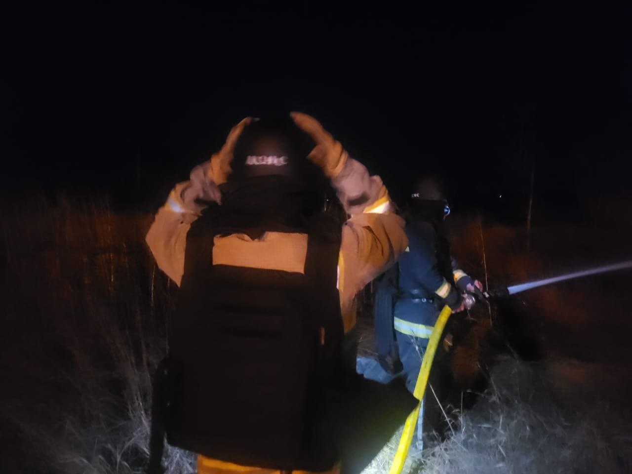 Рятувальники приборкують пожежу, яка виникла внаслідок ворожої атаки
