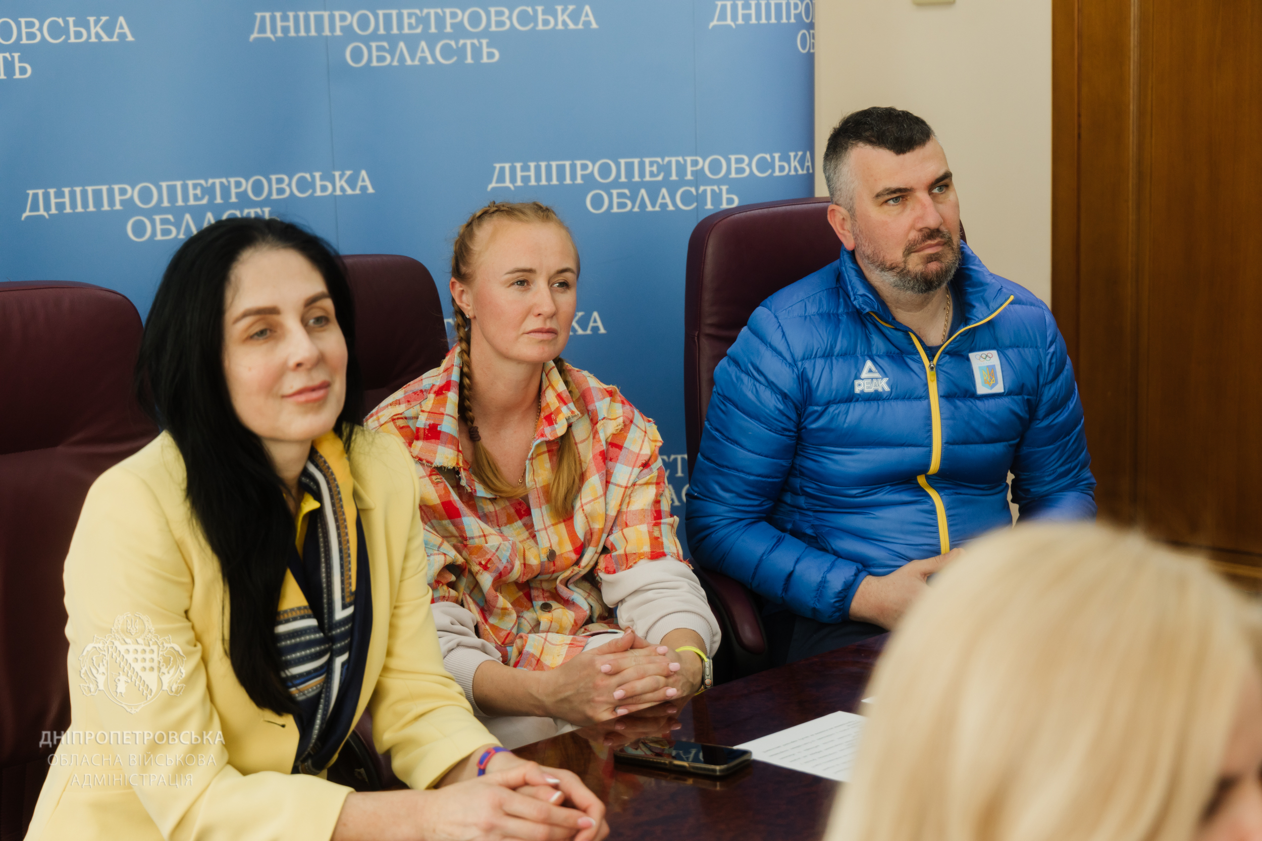 Срібна призерка Олімпіади з академічного веслування Діна Міфтахутдінова, володарка олімпійського «золота» Анастасія Коженкова та тренер Олексій Кириченко