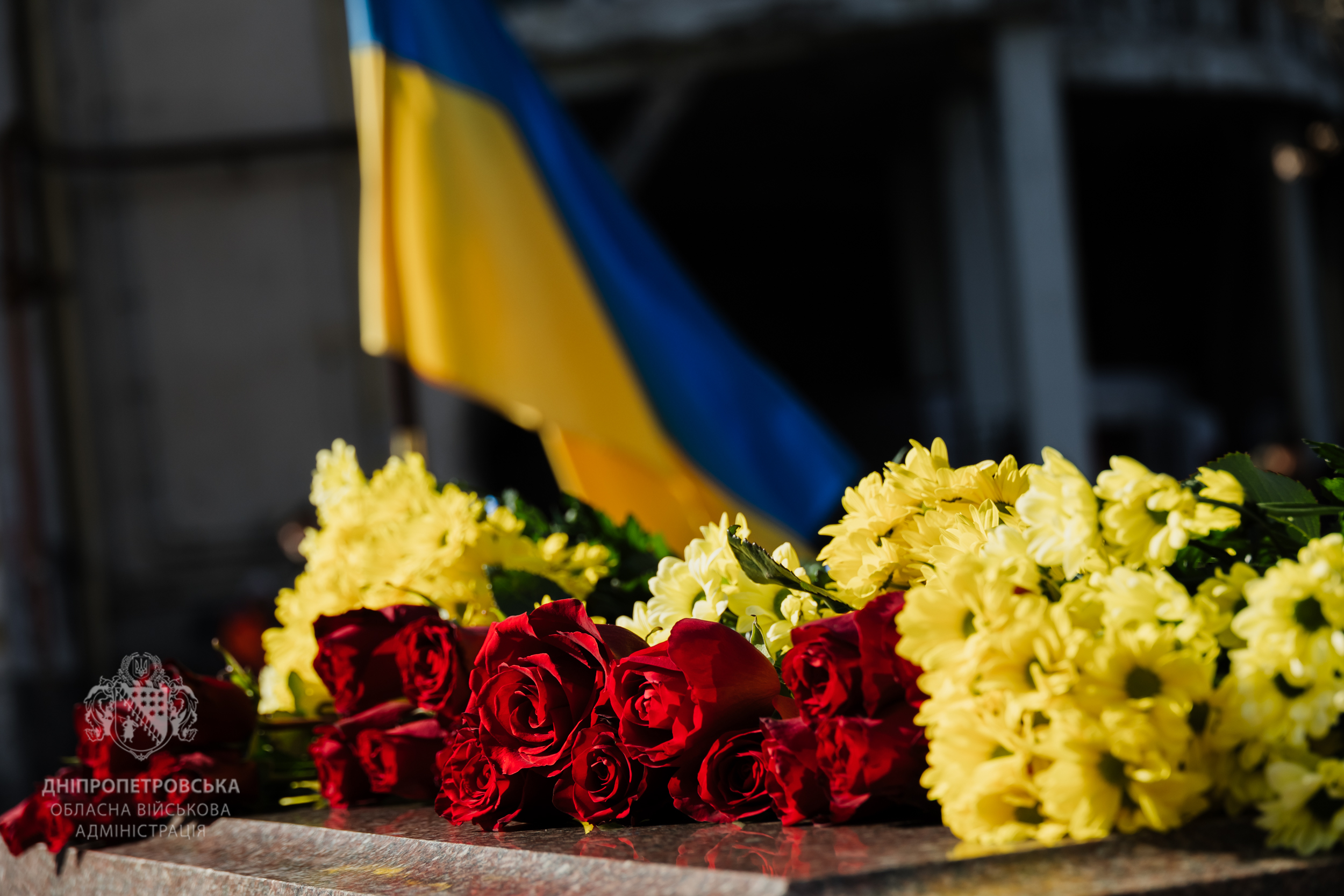 Квіти біля пам’ятника