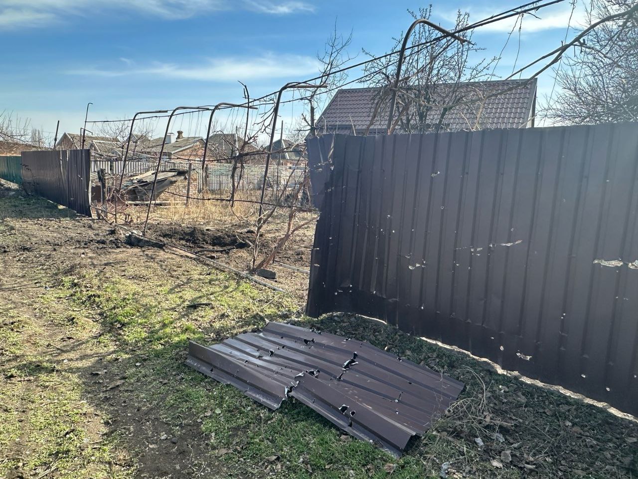 Побитий паркан поряд з оселею на Нікопольщині