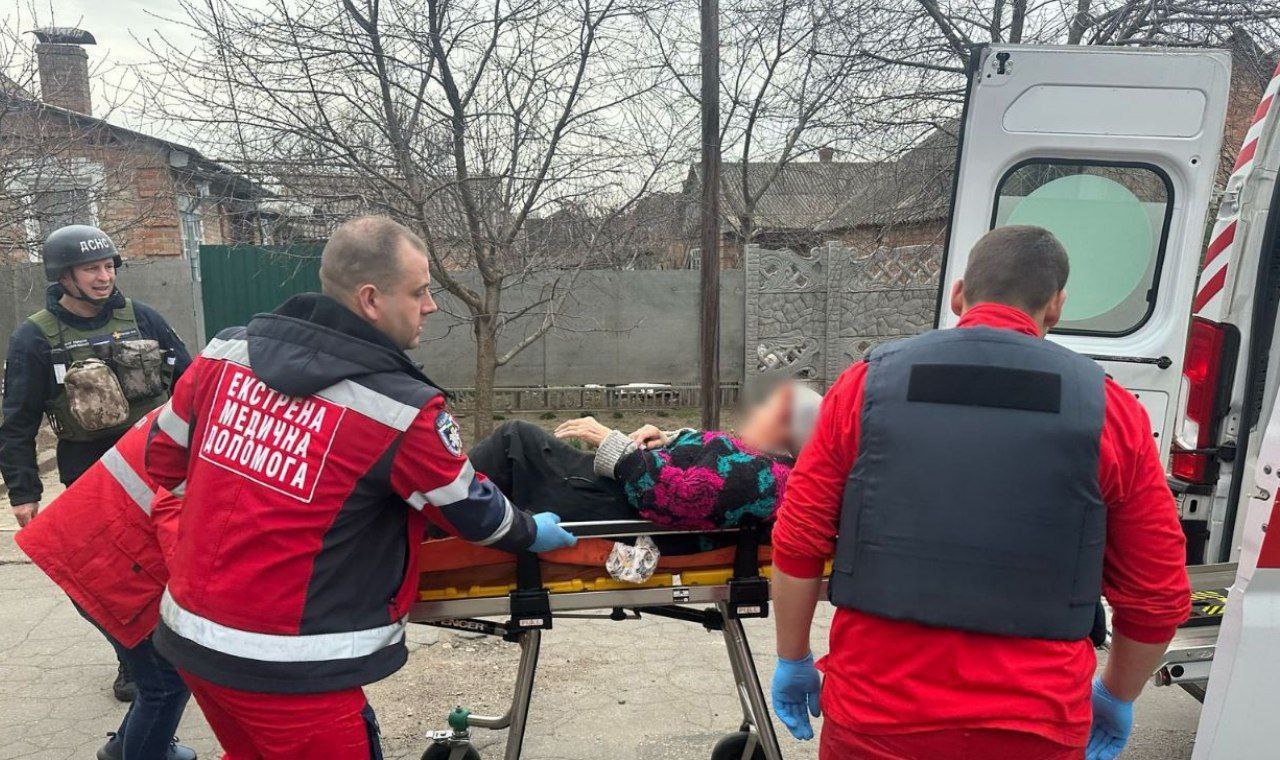 Медики рятують постраждалу 