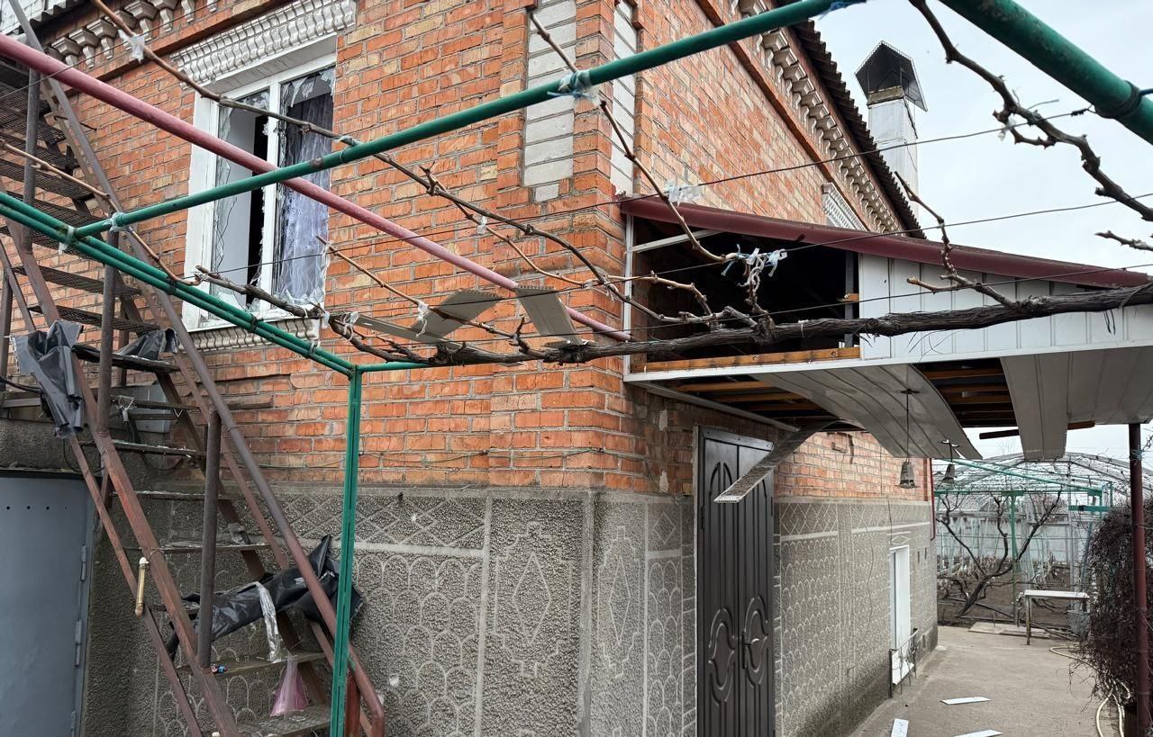 Через атаку росіян у домі посипалося скло з вікна