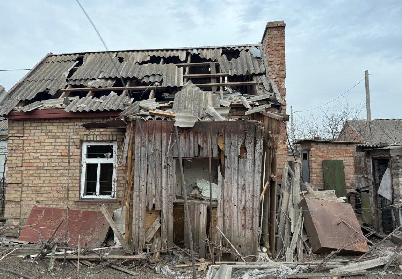 У приватній оселі побиті вікна та покрівля