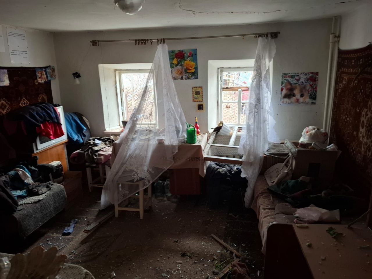 Всередині будинку все розкидане після удару противника