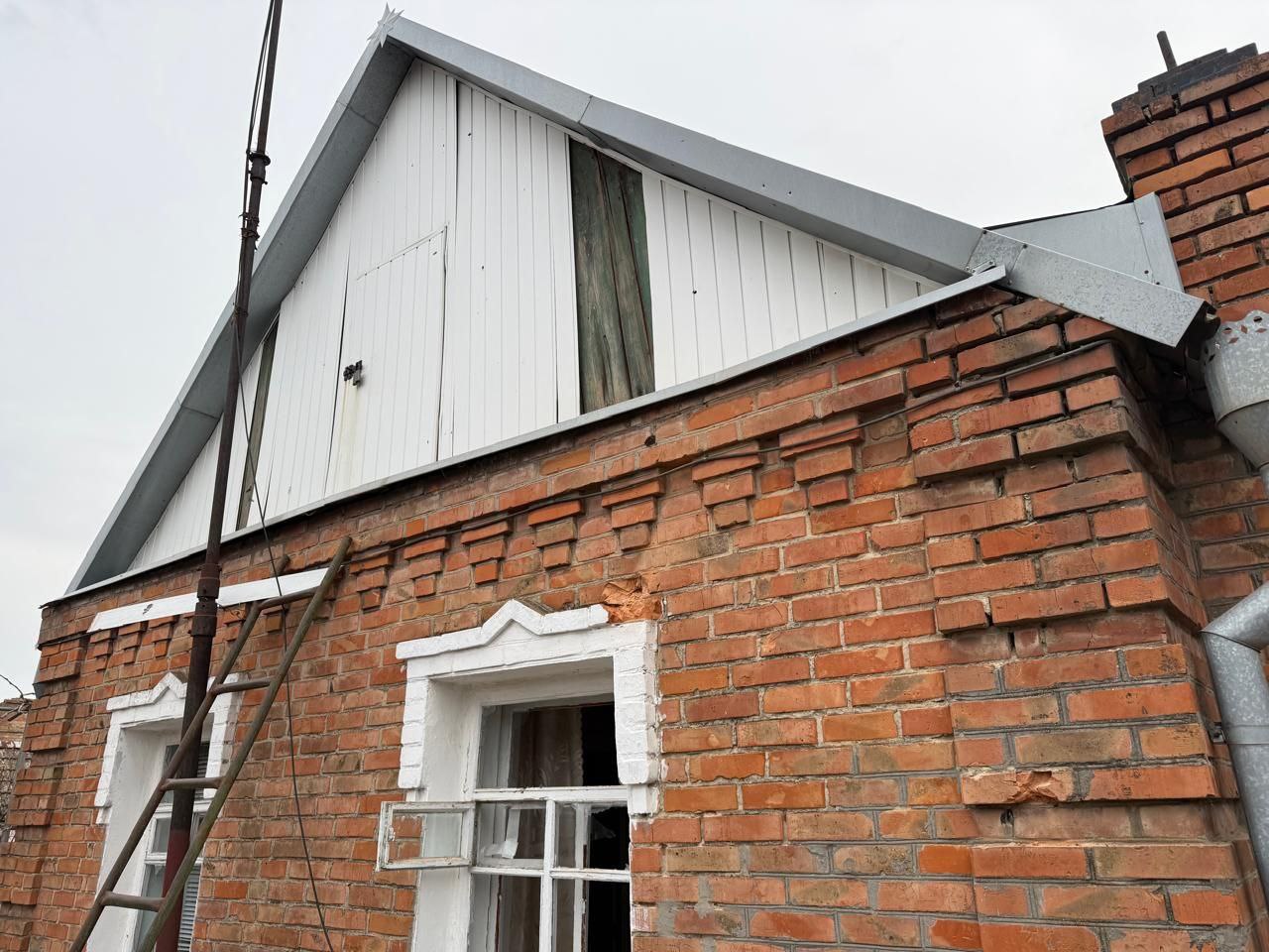 Побитий дах