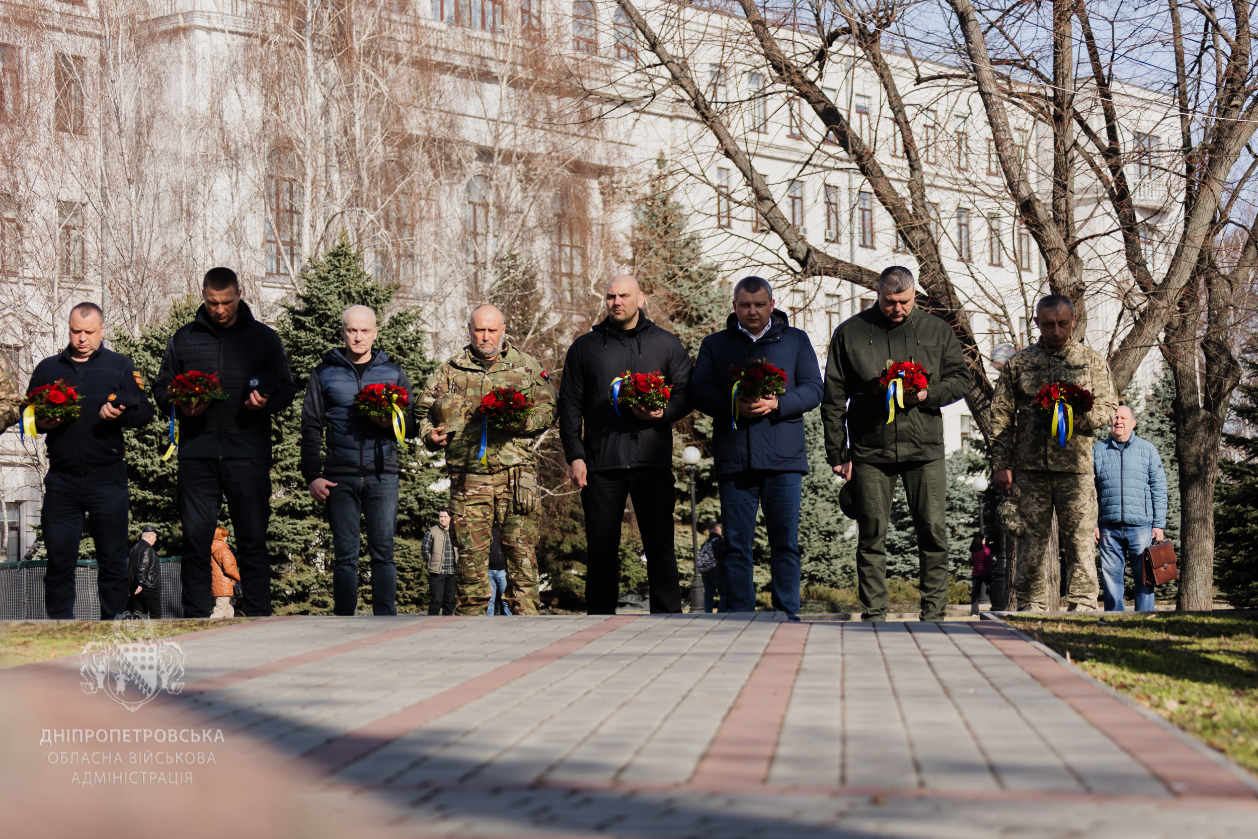 Представники керівництва області, правоохоронного блоку, військові на церемонії покладання квіті