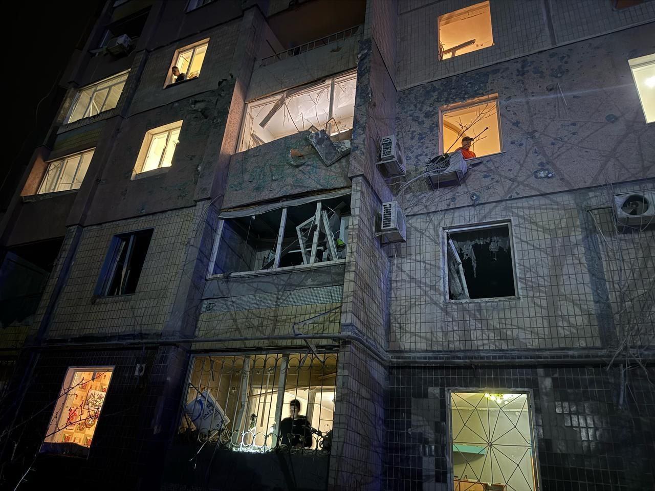 У будинку побиті вікна, вивернуті рами