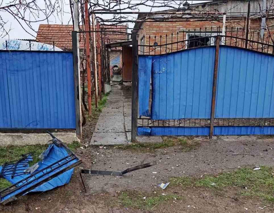 Понівечене внаслідок обстрілу подвір’я