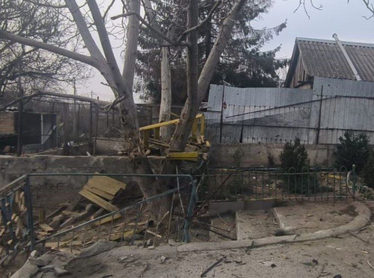 Подвір'я місцевих у руїнах після атаки росіян