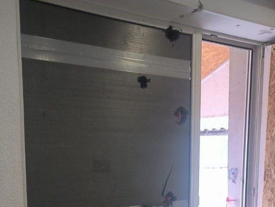 Побите віконне скло