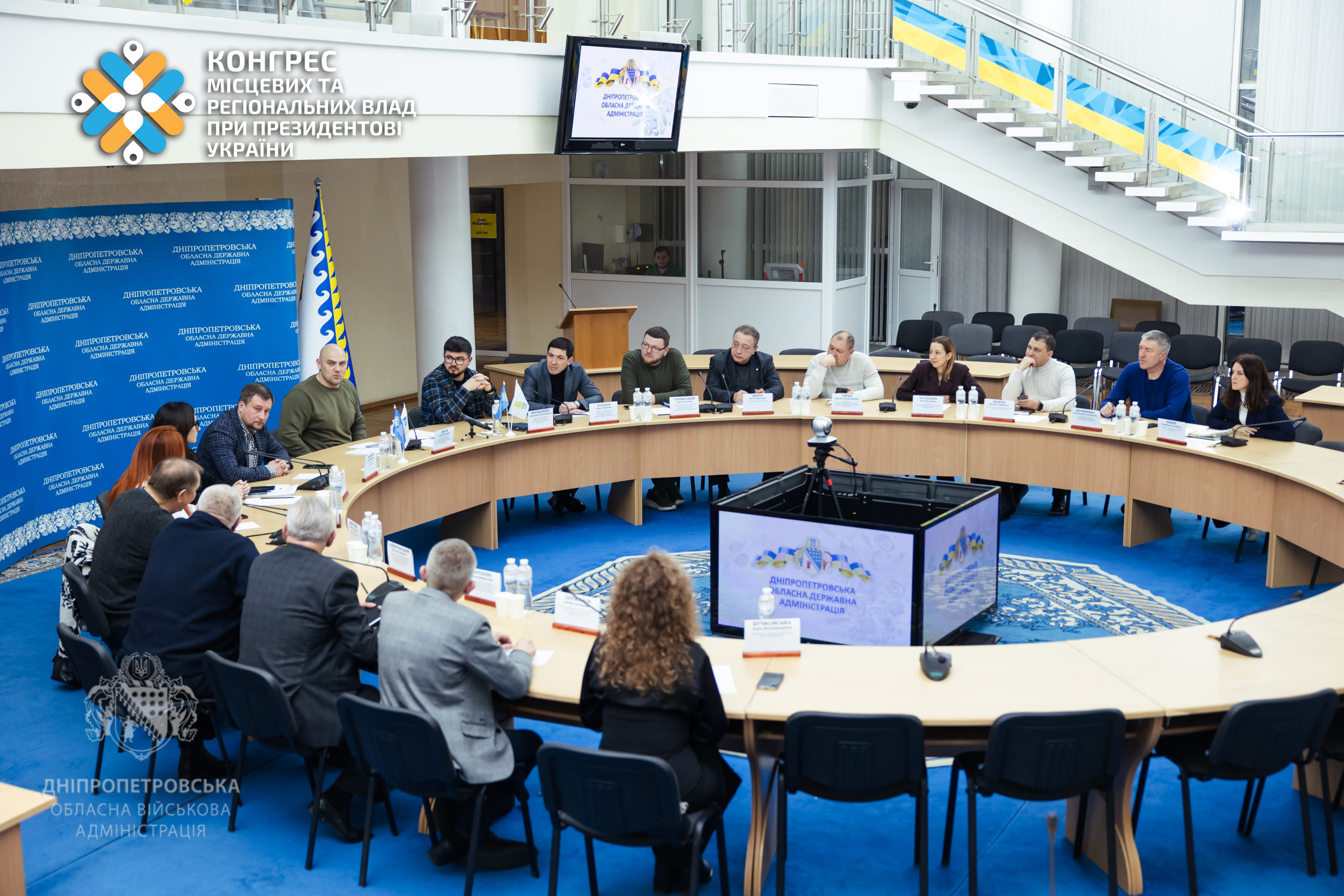 Всі учасники засідання за круглим столом обговорюють нагальні питання