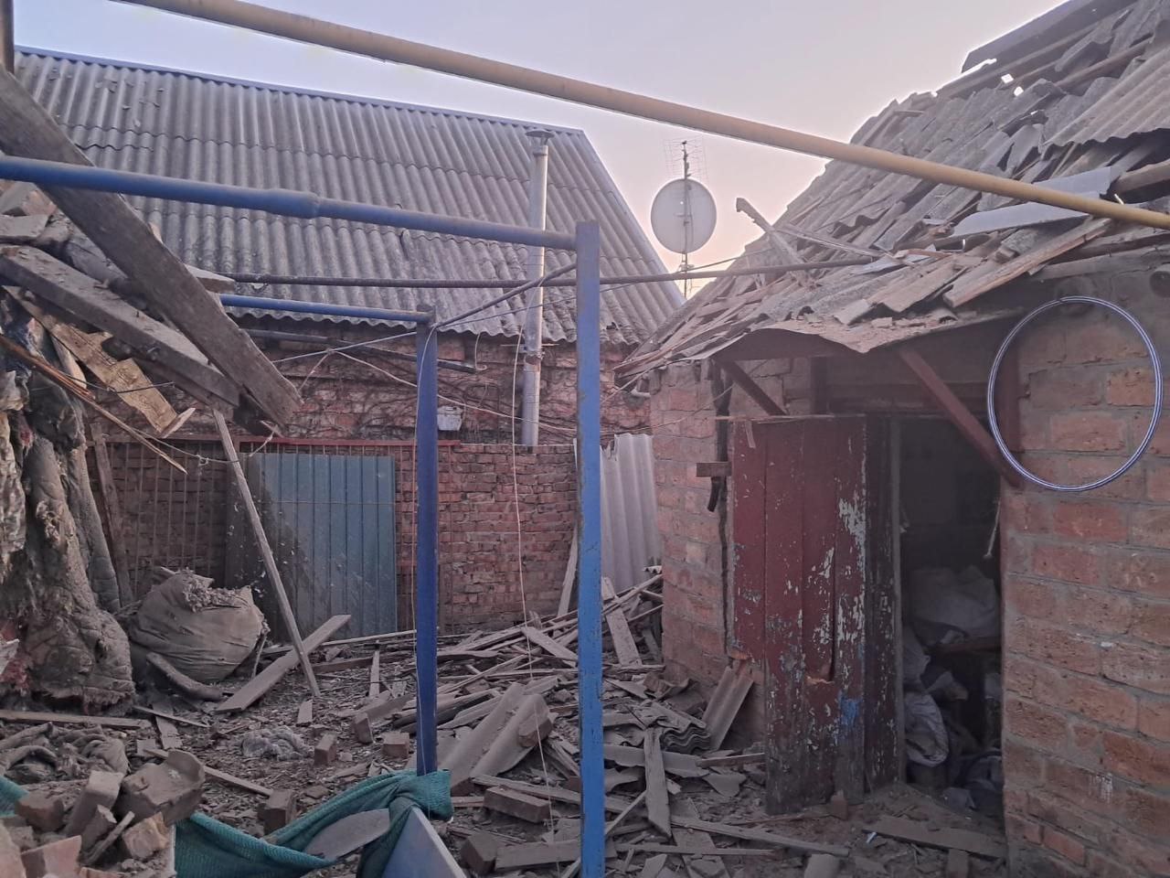 Все подвір'я в побитому шифері та дошках