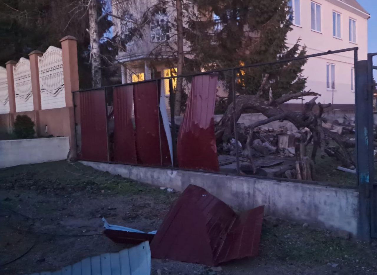 Біля приватного будину понівечений паркан