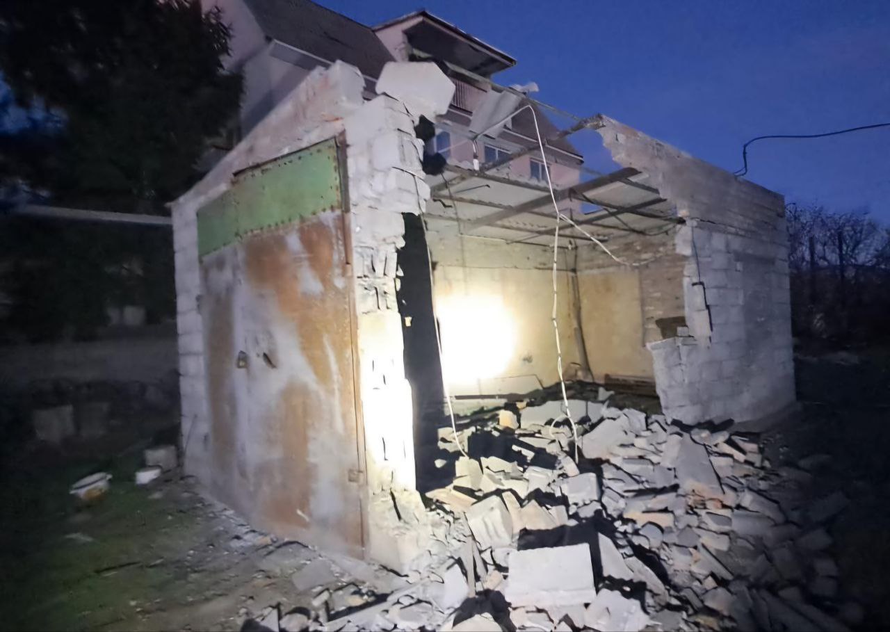 У господарській споруді проломлена стіна та знищений дах