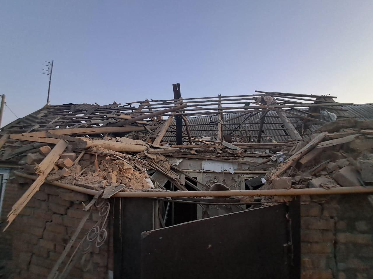 У будівлі зруйнований дах 