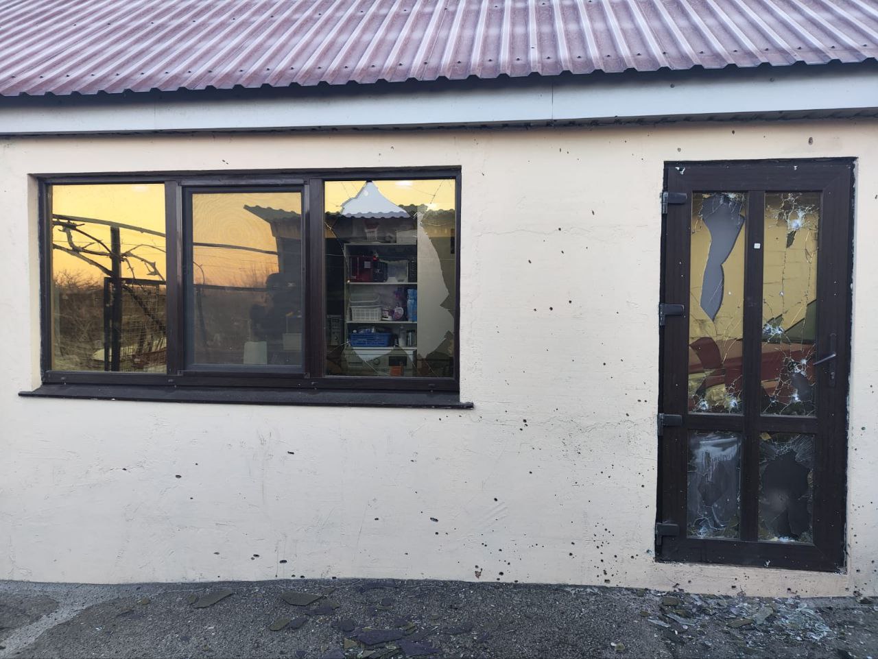 У господарській споруді побиті вікна і двері