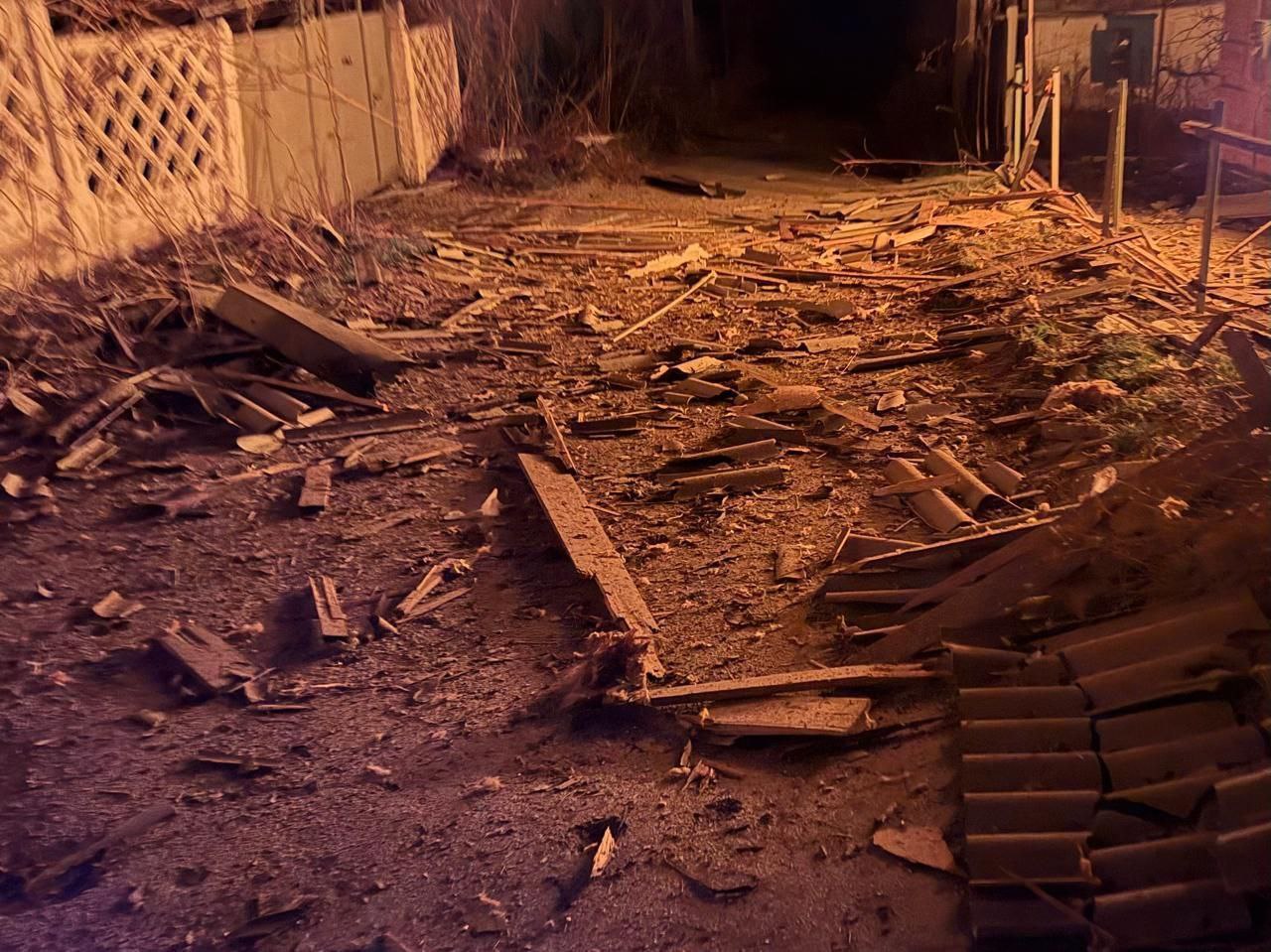 На Нікопольщині після ворожої атаки вулиця всіяна розтрощеним шифером