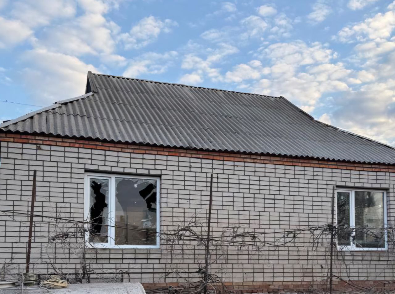 У приватній оселі побиті вікна 