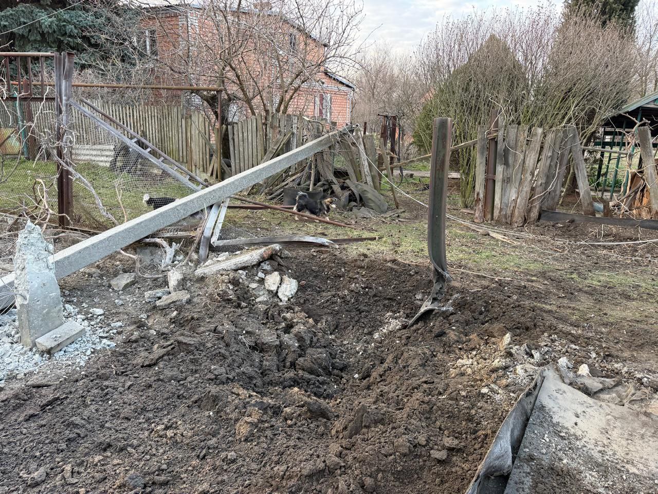 Зламана електроопора вуличного освітлення лежить на землі