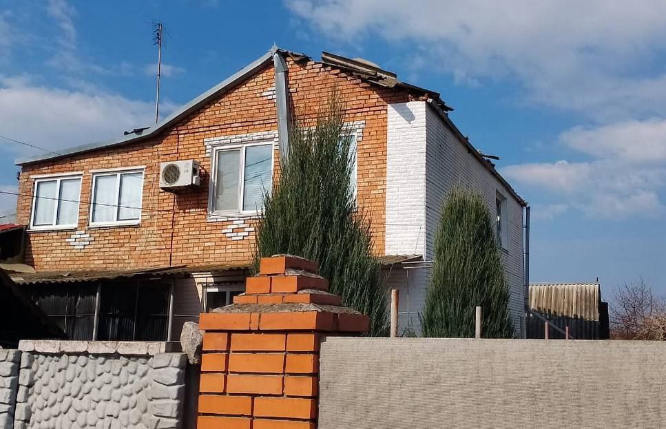 У приватній оселі понівечена покрівля 