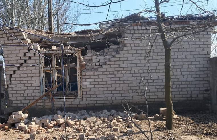 У приватному будинку побита стіна й пошкоджене вікно