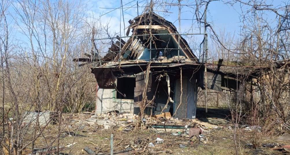 Потрощений дачний будинок 