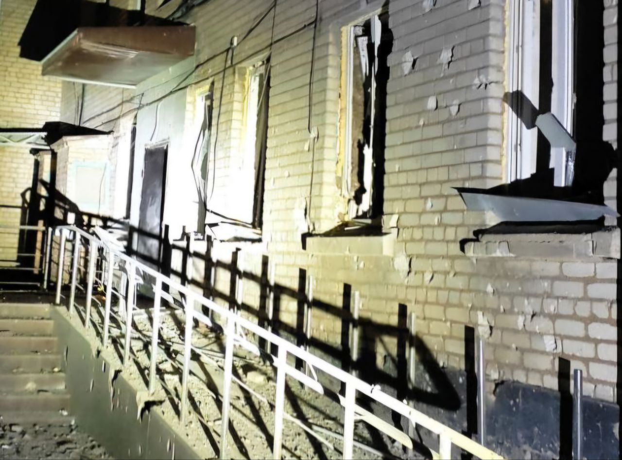 У будівлі побиті стіна та вікна