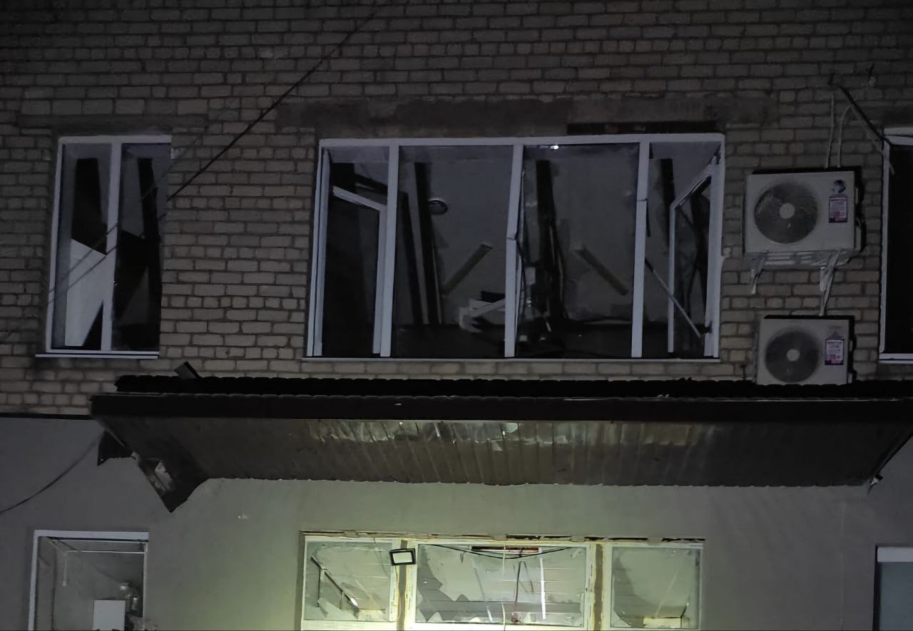 У будівлі понівечені вікна