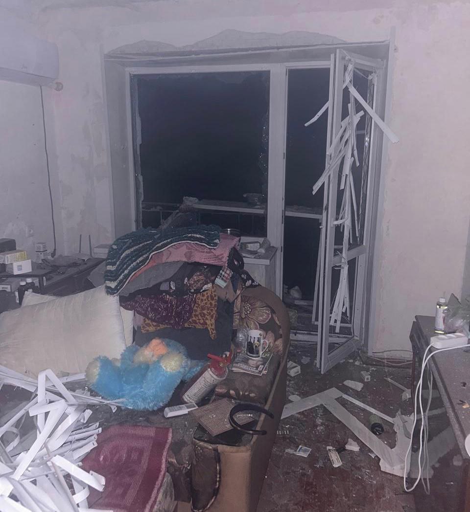 Через атаку у квартирі побитий балкон 