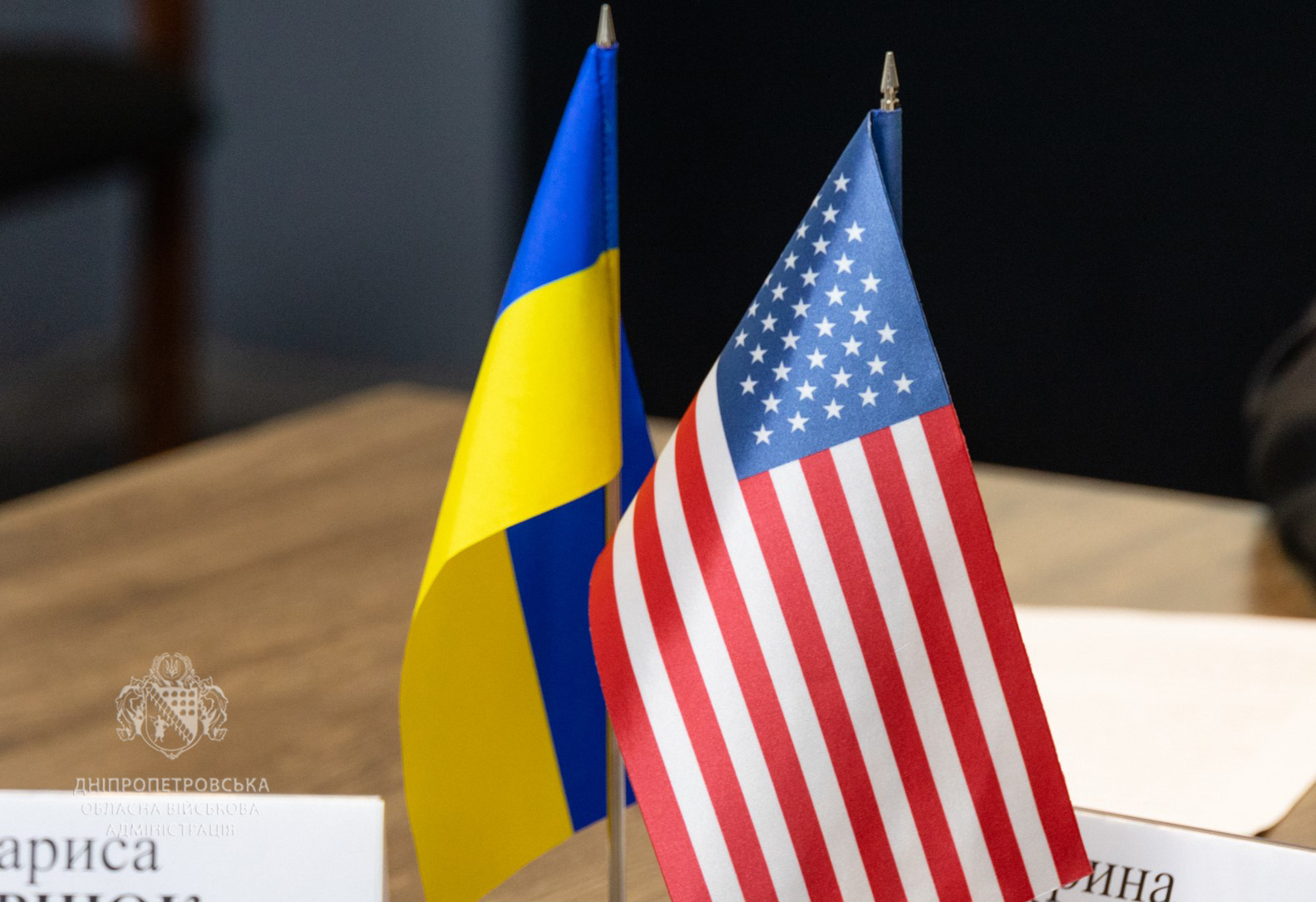 Прапори України та Америки поруч